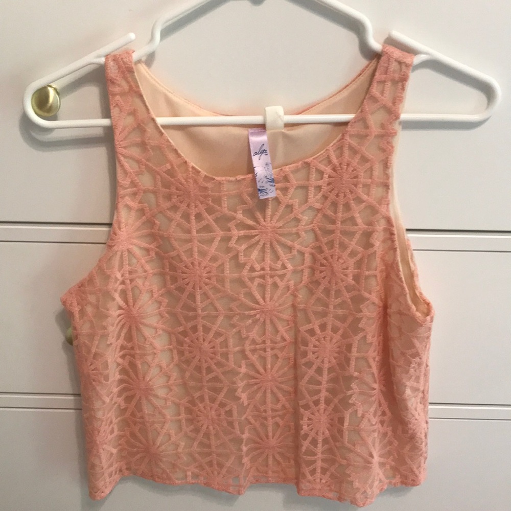 Slightly cropped top sz m